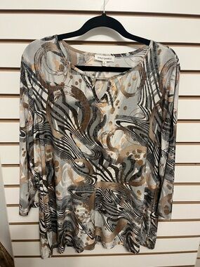 🧡 3/$15 Emily Daniels Long-Sleeve Scoop Neck Top in Taupe/Black/Gray